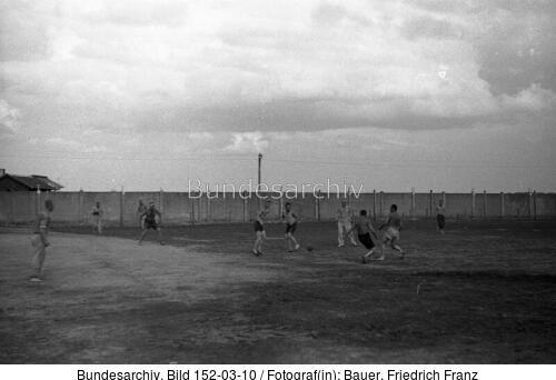 KZ Dachau, Häftlinge beim Fußballspiel