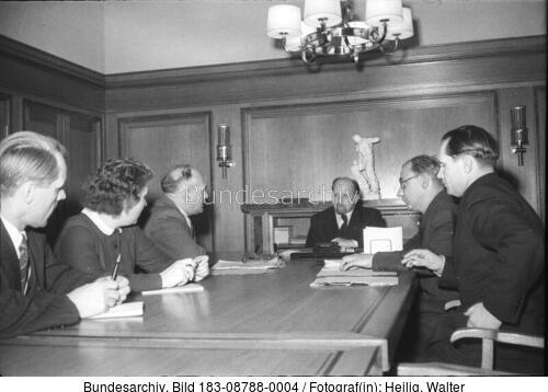 Walter Ulbricht mit Mitarbeitern