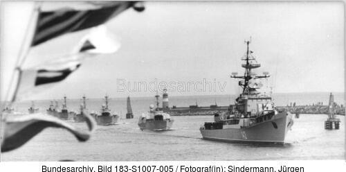 Rostock, 25. DDR-Jahrestag, Flottenparade
