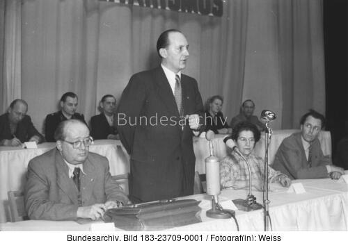 Berlin, Prof. Havemann eröffnet Kundgebung gegen Zwangsrekrutierung