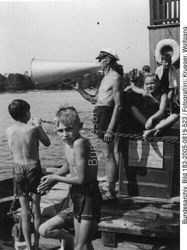 Bademeister in Berliner Freibad