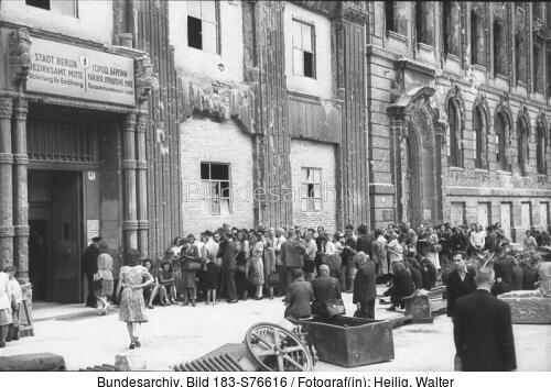Berlin-Mitte, Schlange vor dem Bezirksamt