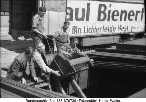 Berlin, Möbeltransport per Schiff