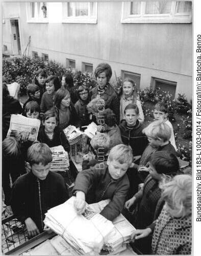 Pioniere sammeln Altpapier für Weltfestspiele