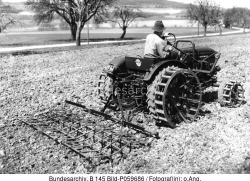Aussaat mit HANOMAG-Schlepper