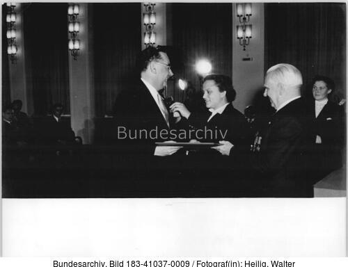Berlin, Nationalpreis an Louis Fürnberg von Pieck