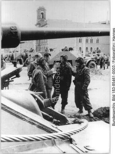 Berlin, Mauerbau, NVA-Panzersoldaten