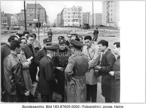 Berlin, Mauerbau, US-Soldaten, Volkspolizisten