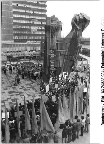 Halle, Friedensdemonstration, Kranzniederlegung