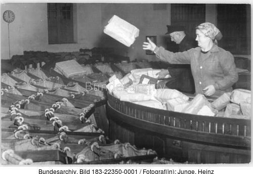 Berlin, Postamt O 17, Päckchenverteilung