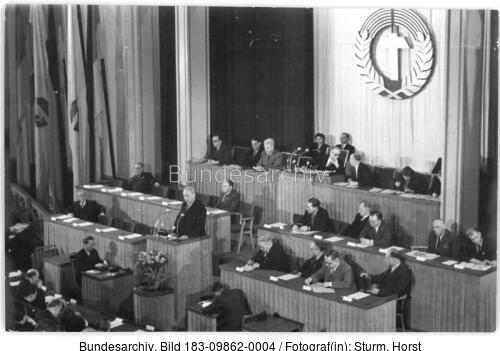 Berlin, Außerordentliche Volkskammersitzung