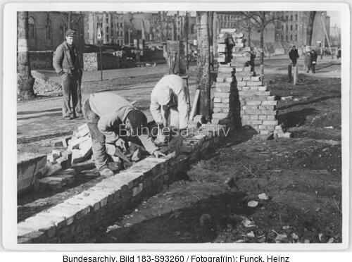 Berlin, Bau Karl-Marx-Allee, Maurer