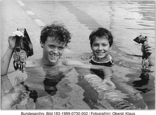 Jörg Hoffmann und Franziska van Almsick mit Medaillen