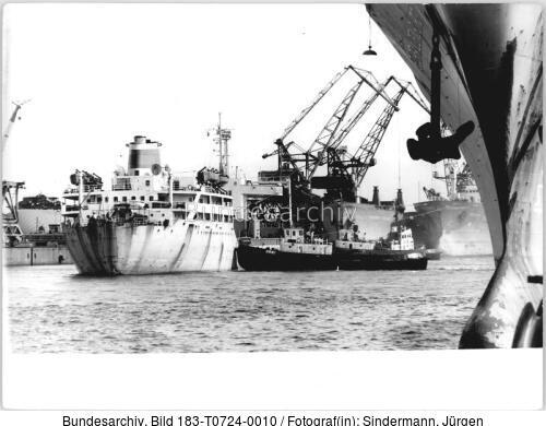 Rostock, Überseehafen, Frachter, Schlepper