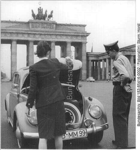 Berlin, DDR-Zoll, Kontrolle am Brandenburger Tor