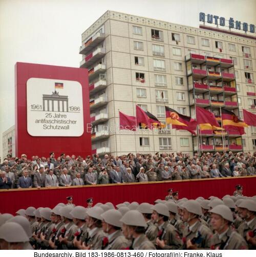 Berlin, Mauerbau-Jubiläum, Kampfgruppen-Parade
