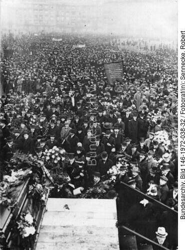 Berlin, Beisetzung von Revolutionsopfern