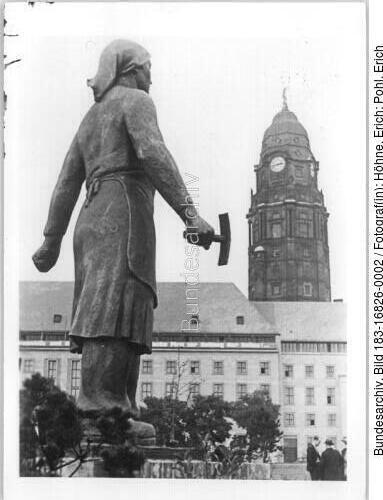 Dresden, Denkmal der <span class="match">Trümmerfrau</span>en