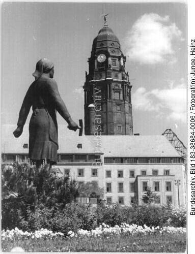 Dresden, Denkmal der <span class="match">Trümmerfrau</span>en