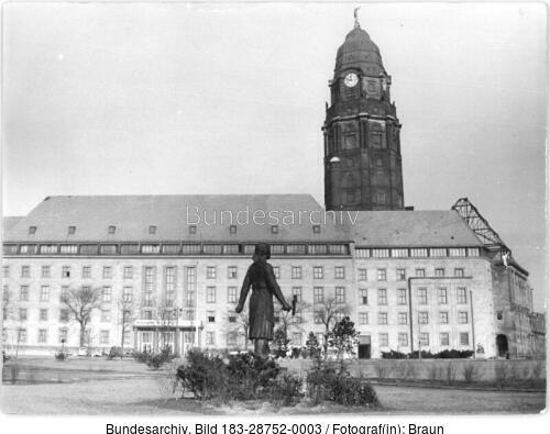 Dresden, Rathaus, Denkmal der <span class="match">Trümmerfrau</span>