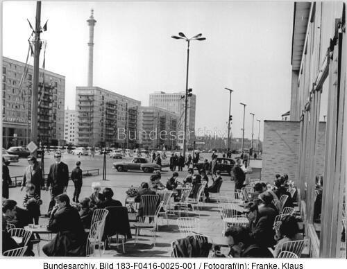 Berlin, Karl-Marx-Allee, Milchbar, Terrasse