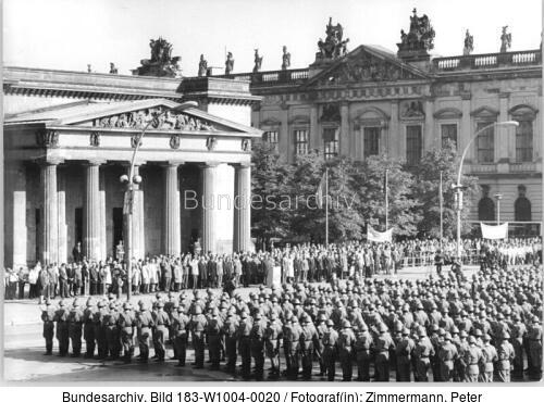 Berlin, Namensgebung <span class="match">Wachregiment</span> Engels