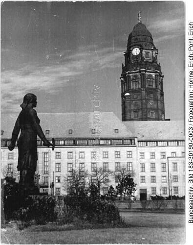 Dresden, Rtahaus, Denkmal der <span class="match">Trümmerfrau</span>