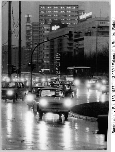 Berlin, Straßenverkehr, Wohnblocks, Nacht