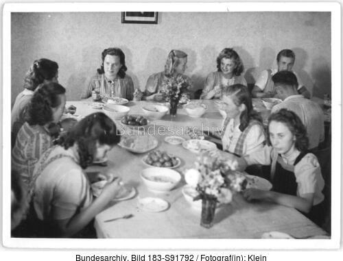 Petkus, Auszubildende beim Essen