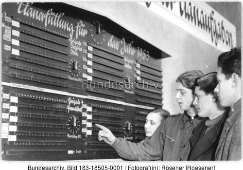 Magdeburg, Metallarbeiter vor einer Leistungstafel