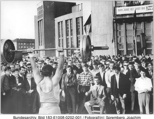 Berlin, Gewichtheber vor Menschenmenge