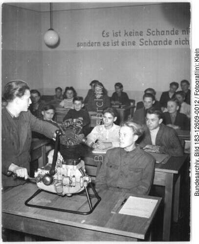 Wriezen, Berufsschulklasse bei Maschinenkunde