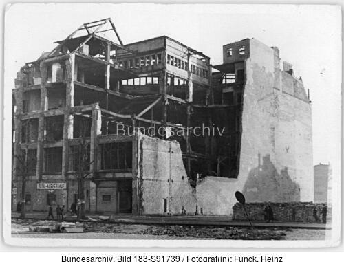 Berlin, Stalinallee, Ruine