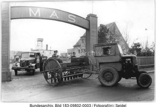 Chemnitz, Ausfahrt eines Schleppers mit Sämaschine