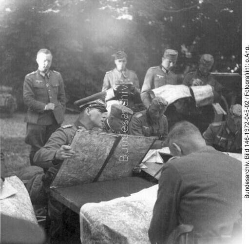Frankreich, Erwin Rommel und Offiziere mit Karten
