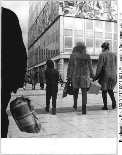 Berlin, Karl-Marx-Allee, Passanten