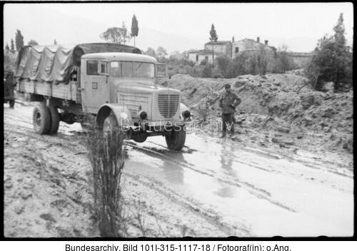 Italien, LKW auf überfluteter Landstraße