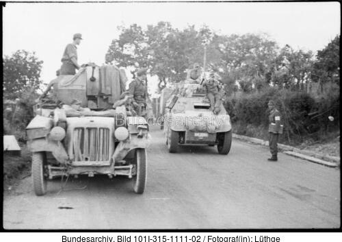 Italien, Halbkettenfahrzeug mit Flak, Spähpanzer AB41