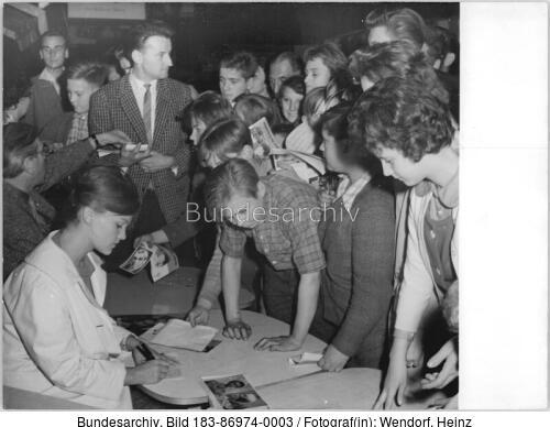 Berlin, Festtage, Eva-Maria Hagen Autogramme gebend
