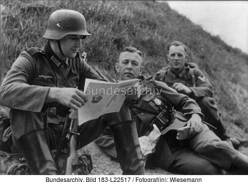 Warschau, Soldaten beim Lesen