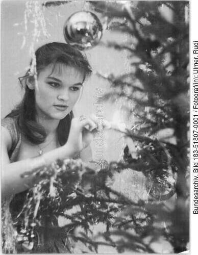Eva-Maria Hagen am Weihnachtsbaum