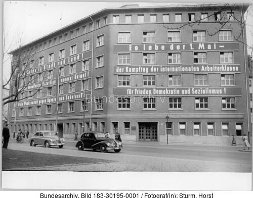 Berlin, Karl-Liebknecht-Haus, geschmückt