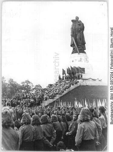 Berlin-Treptow, sowjetisches Ehrenmal, Deutschlandtreffen der Jugend