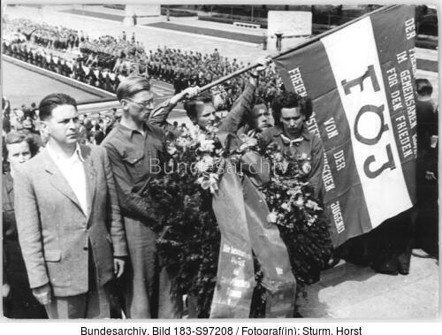 Berlin, sowjetisches Ehrenmal, Delegation bei Kranzniederlegung