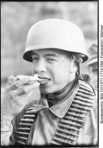 Italien, Fallschirmjäger beim Essen