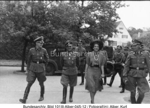 Berlin, Sepp Dietrich mit Frau, Gunter d'Alquen