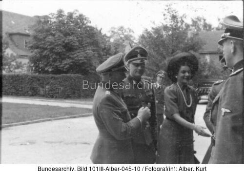 Berlin, Sepp Dietrich mit Frau, Gunter d'Alquen