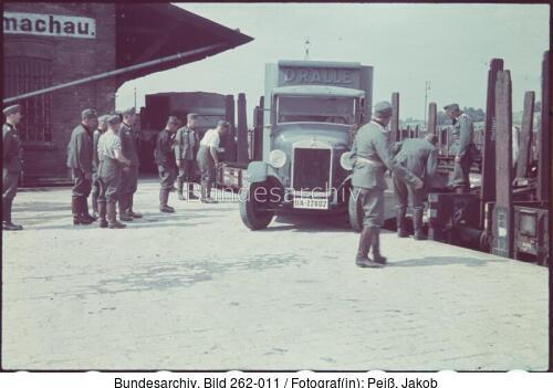 Ottmachau, Ausladen von LKW
