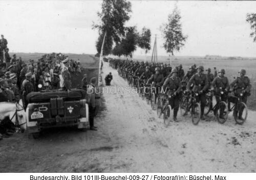 Russland, Himmler bei Parade, Radfahrerabteilung