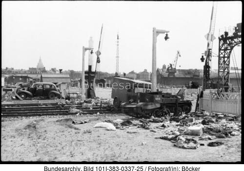 Calais, zerstörte Fahrzeuge im Hafen